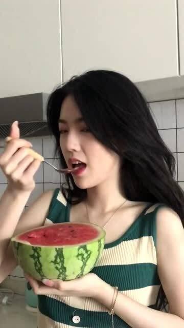 女人说吃瓜是什么意思怎么回答,“吃瓜”一词在女性间的流行含义